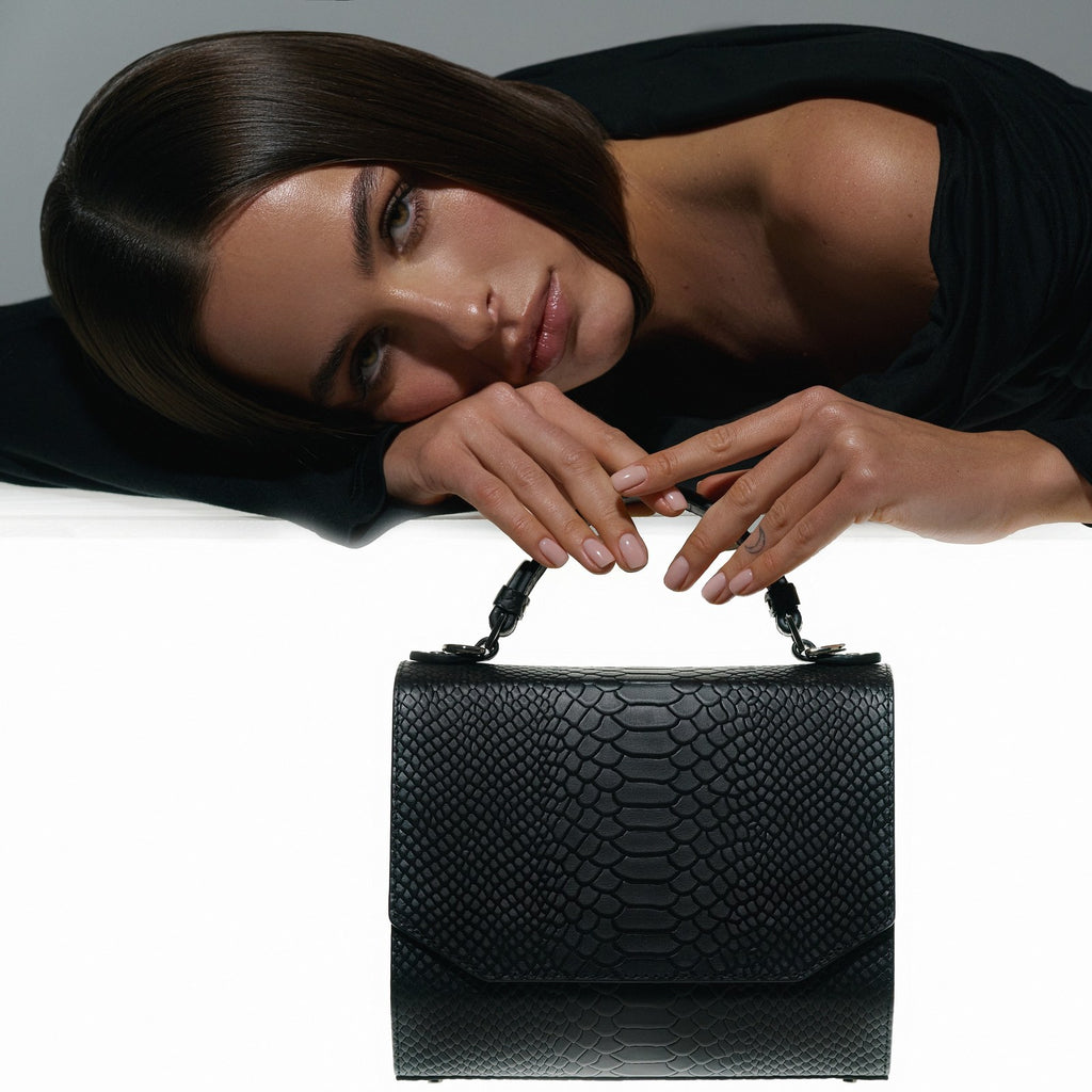 Модель із сумкою BLACKWOOD Fjord Black Python в образі, студійна зйомка Black & White