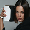 Модель із сумкою BLACKWOOD Fjord Black & White Python в образі, студійна зйомка Black & White