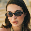 Модель у сонцезахисних окулярах Monaco Tortoise BLACKWOOD з лінзами Carl Zeiss UV-400