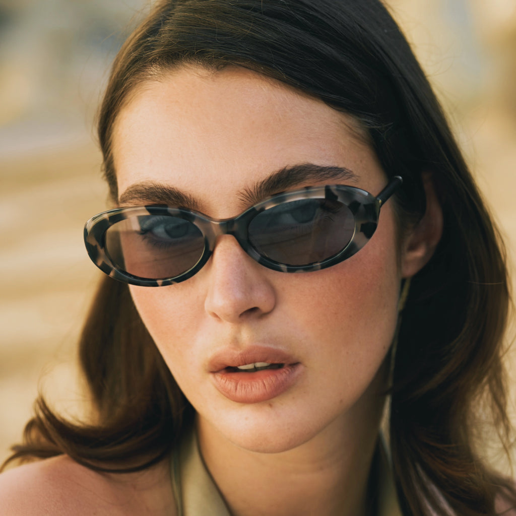 Модель у сонцезахисних окулярах Monaco Tortoise BLACKWOOD з лінзами Carl Zeiss UV-400