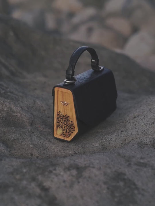 Відео: мінісумка BLACKWOOD Fjord Mini Black Python на моделі, Мадейра