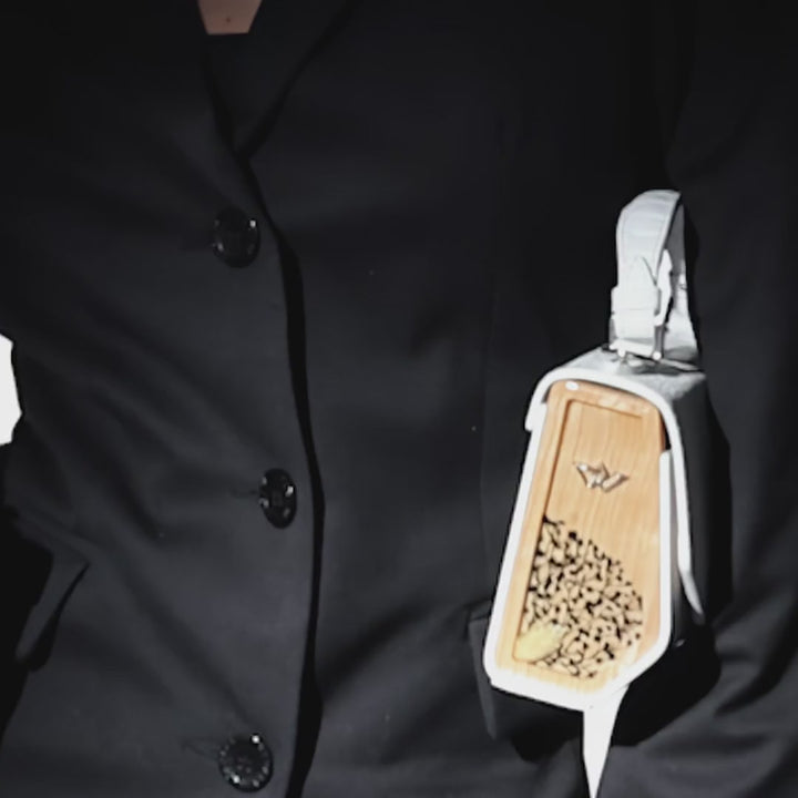 Відео: сумка BLACKWOOD Fjord Mini White Python на моделі, студійна зйомка Black & White