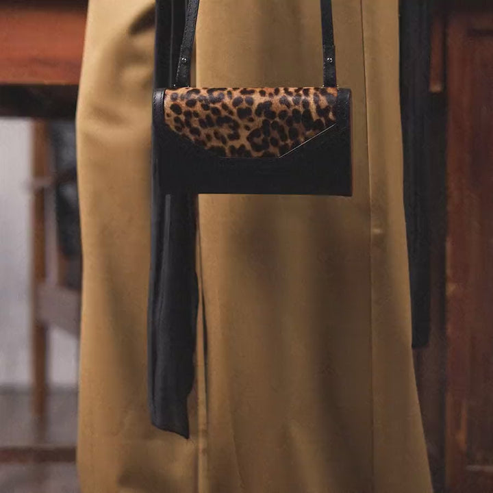 Essence Phone Bag Leopard — відео
